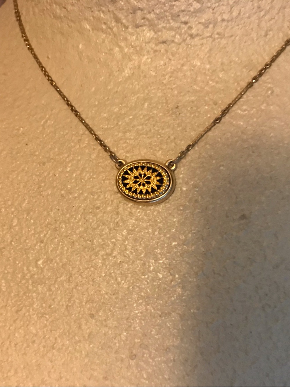Vintage Avon Snowflake Oval Pendant Necklace - Picture 3 of 8